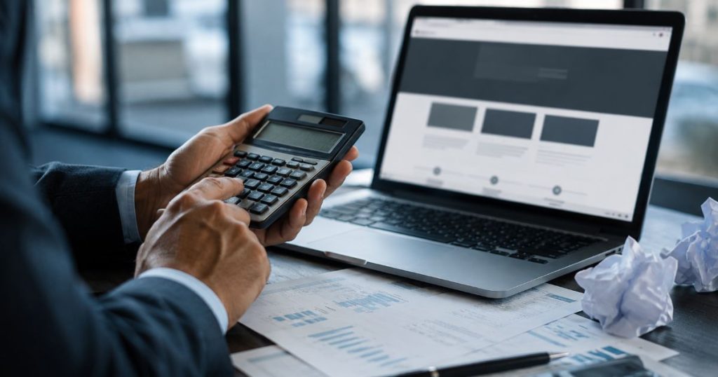 Empresário avaliando o custo real de um site barato