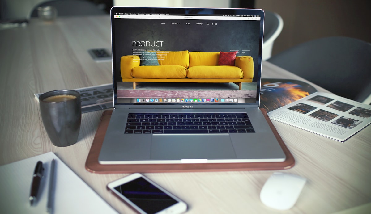 Plataforma de e-commerce sendo configurada em um notebook