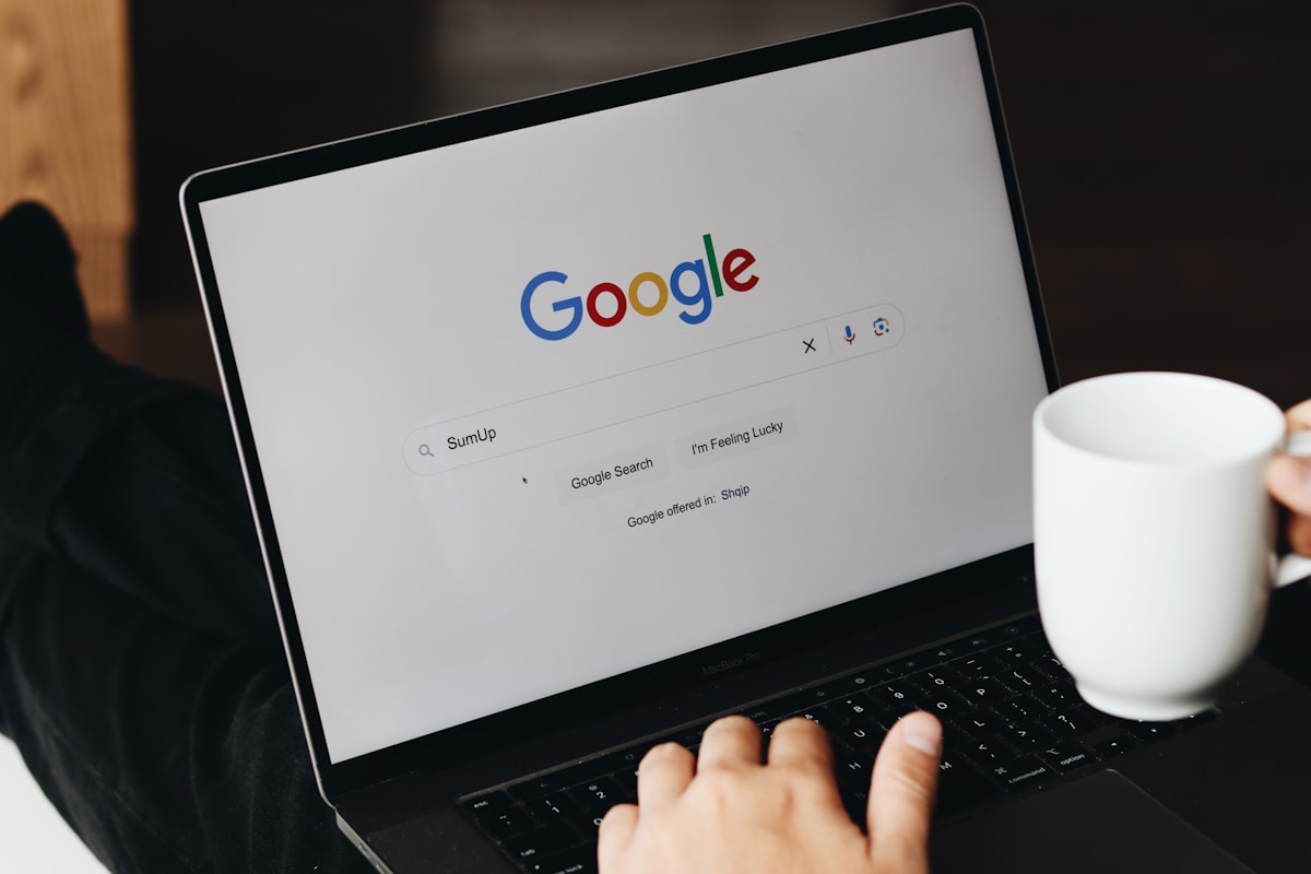 Resultado de busca local no Google em um notebook