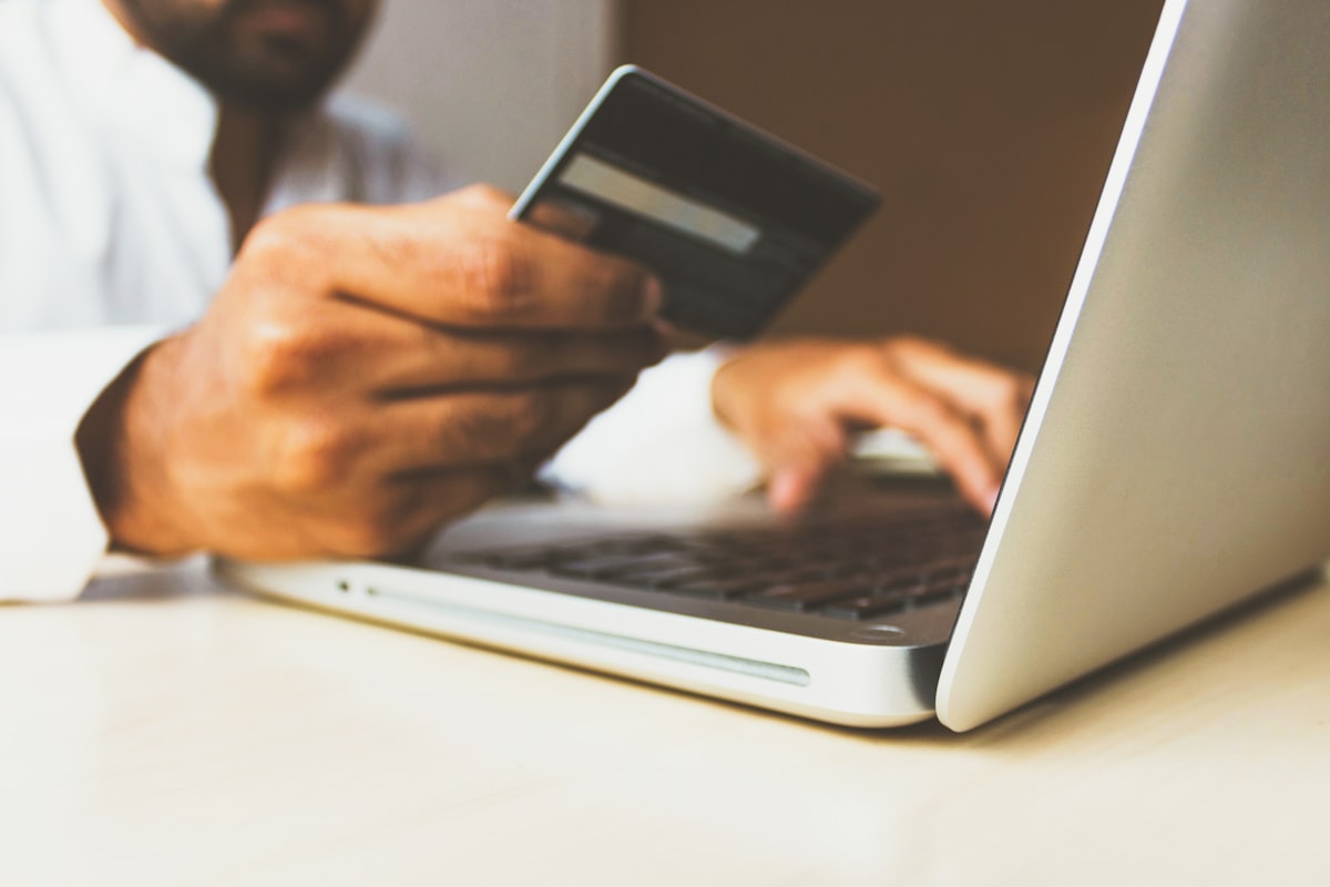 Cartão de crédito e notebook representando gateway de pagamento em loja virtual