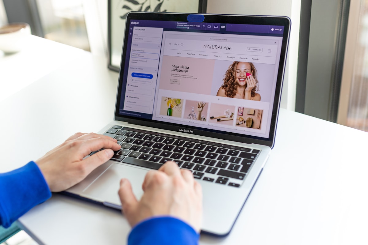 Loja virtual profissional aberta em um notebook sobre a mesa de trabalho
