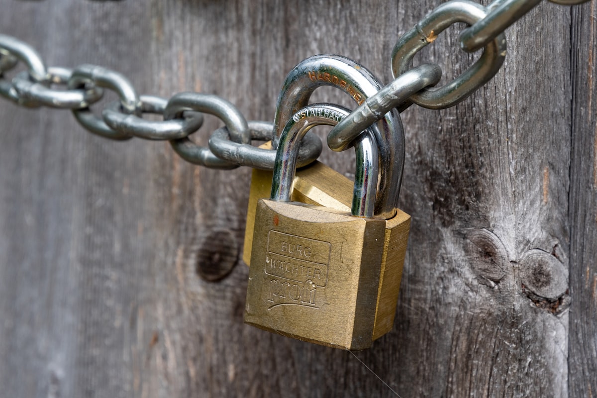 Cadeado fechando corrente, imagem do lock-in de plataforma que prende o site da empresa