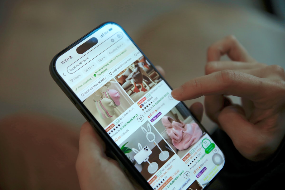 Comprador navegando em marketplace pelo celular ao decidir entre marketplace ou loja própria