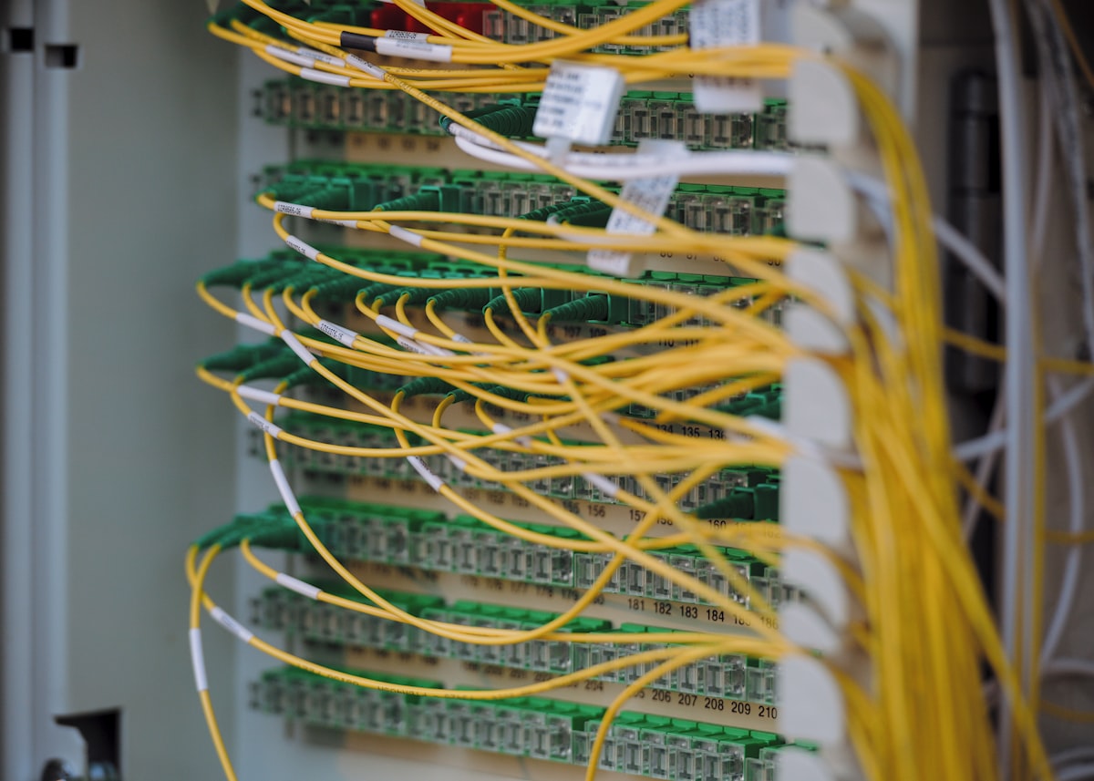 Racks de servidores em datacenter usados em hospedagem para loja virtual