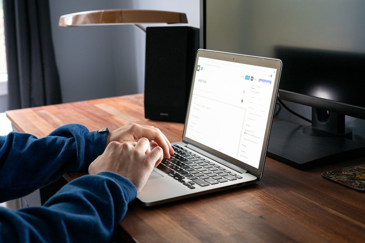 Notebook aberto durante a revisão de conteúdo gerado por IA antes da publicação