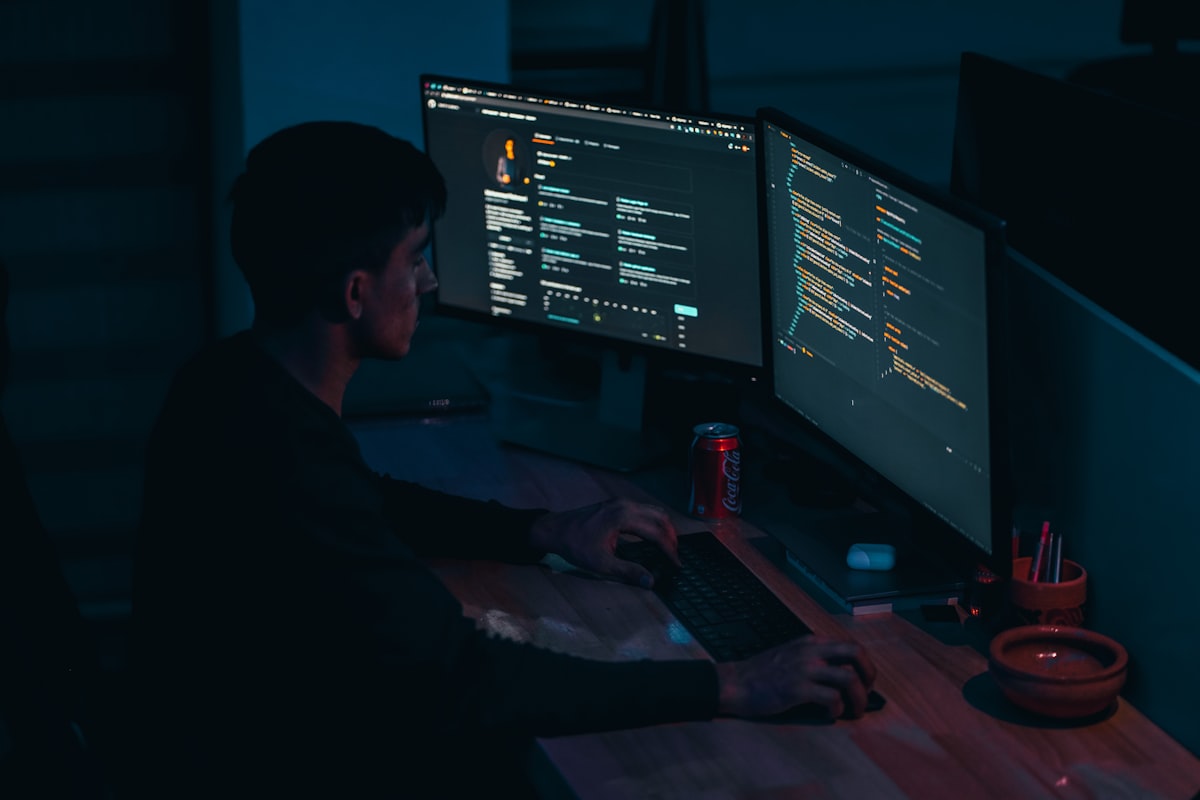 Desenvolvedor revisando código de site feito por IA antes de publicar