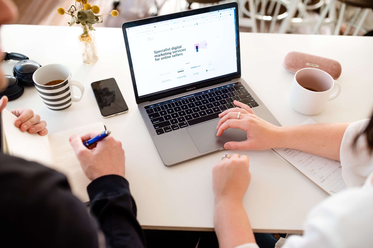 Produção de conteúdo em notebook com estrutura pensada para citação por assistentes de IA