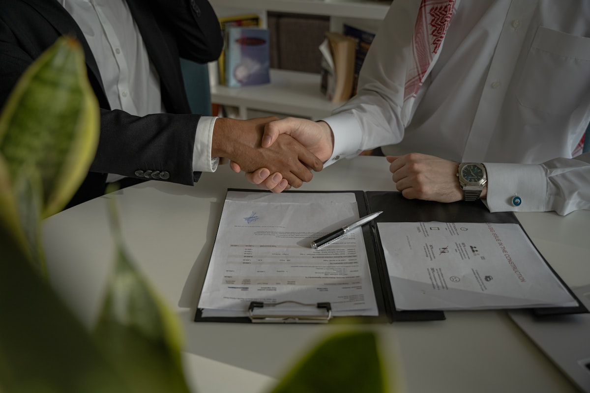 Assinatura de contrato de desenvolvimento web com cláusula de saída e entrega de arquivos