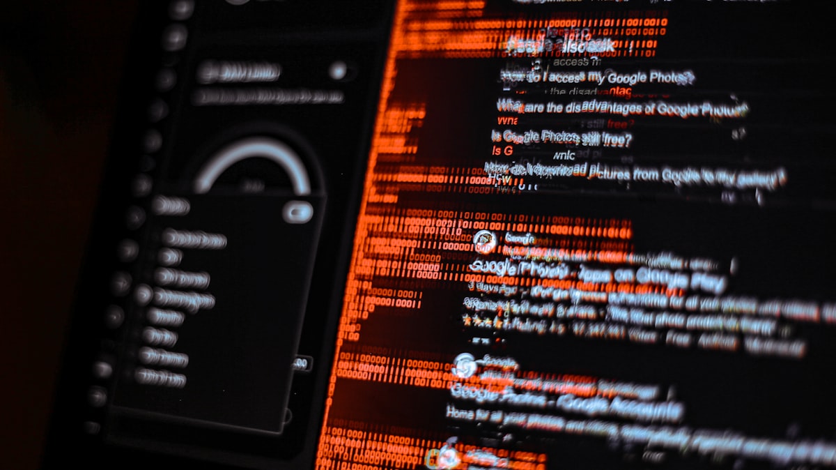 Tela com código e monitoramento de servidor usada para auditar vulnerabilidades de plugins