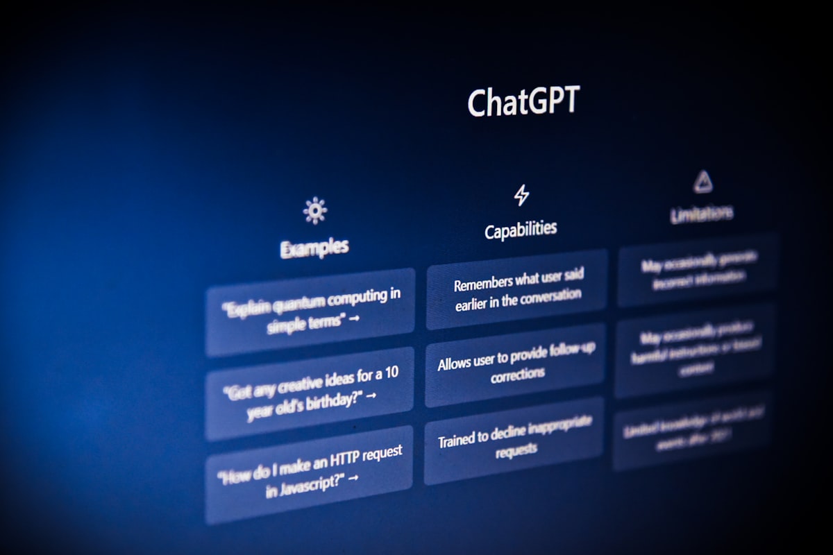 Notebook aberto com interface de atendimento por chat no site