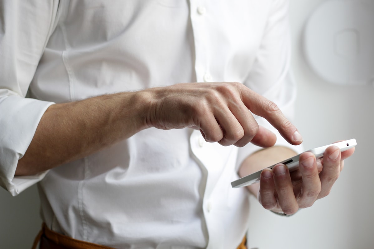 Pessoa navegando em site pelo celular, principal tela de acesso no Brasil