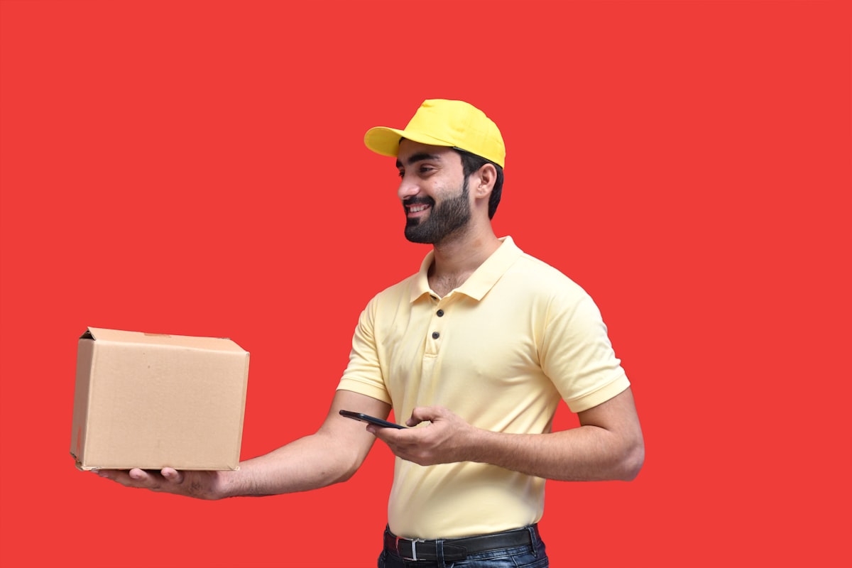 Entregador com encomenda, etapa final da cotação calculada no checkout da loja