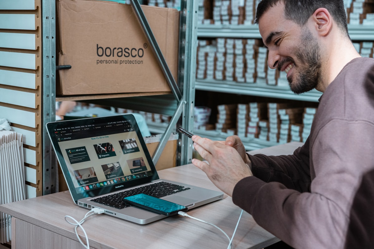 Operação de e-commerce separando pedidos em estoque próprio