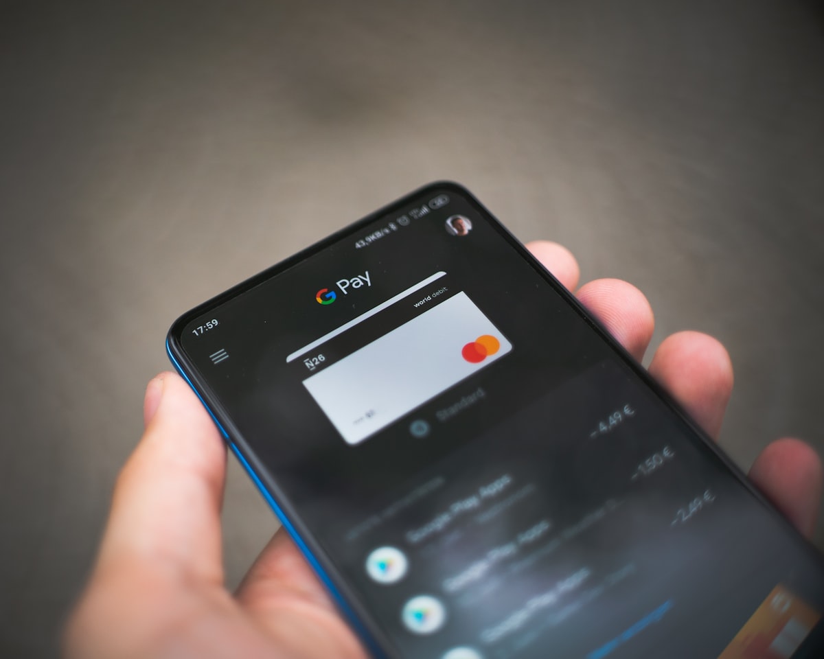 Pessoa finalizando compra pelo celular, etapa medida pelos eventos de checkout
