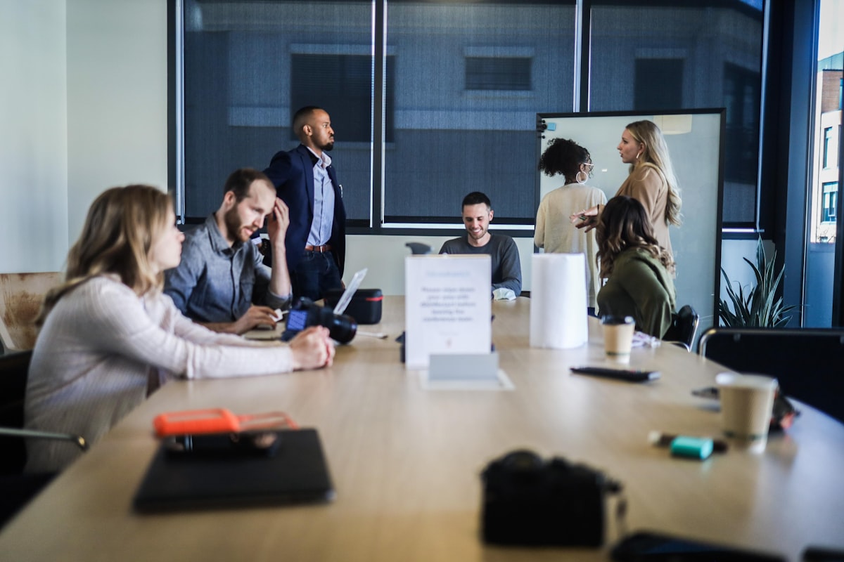 Equipe reunida analisando indicadores de atendimento e conversão em reunião