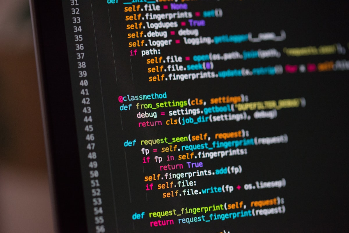 Tela com código de site gerado automaticamente por ferramenta de IA