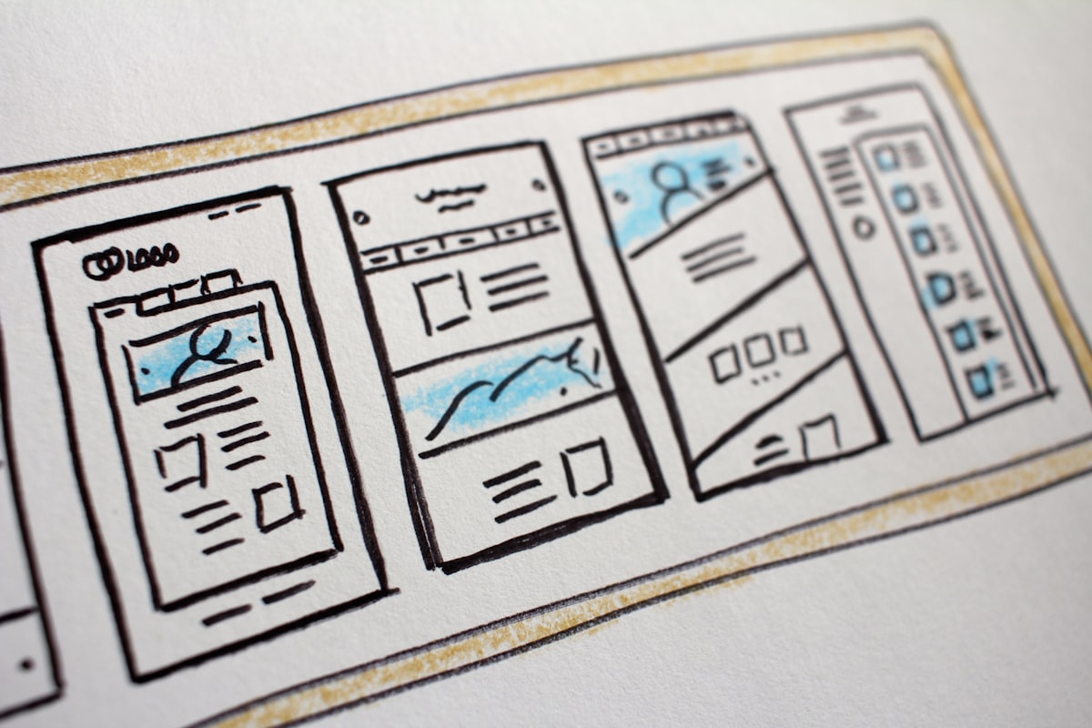 Wireframe de site em notebook representando estrutura planejada antes do código