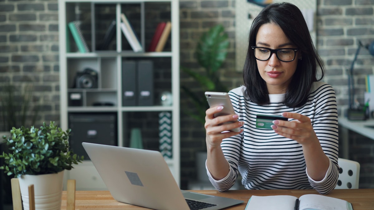 Cliente digitando dados de cartão em checkout online protegido por scripts monitorados