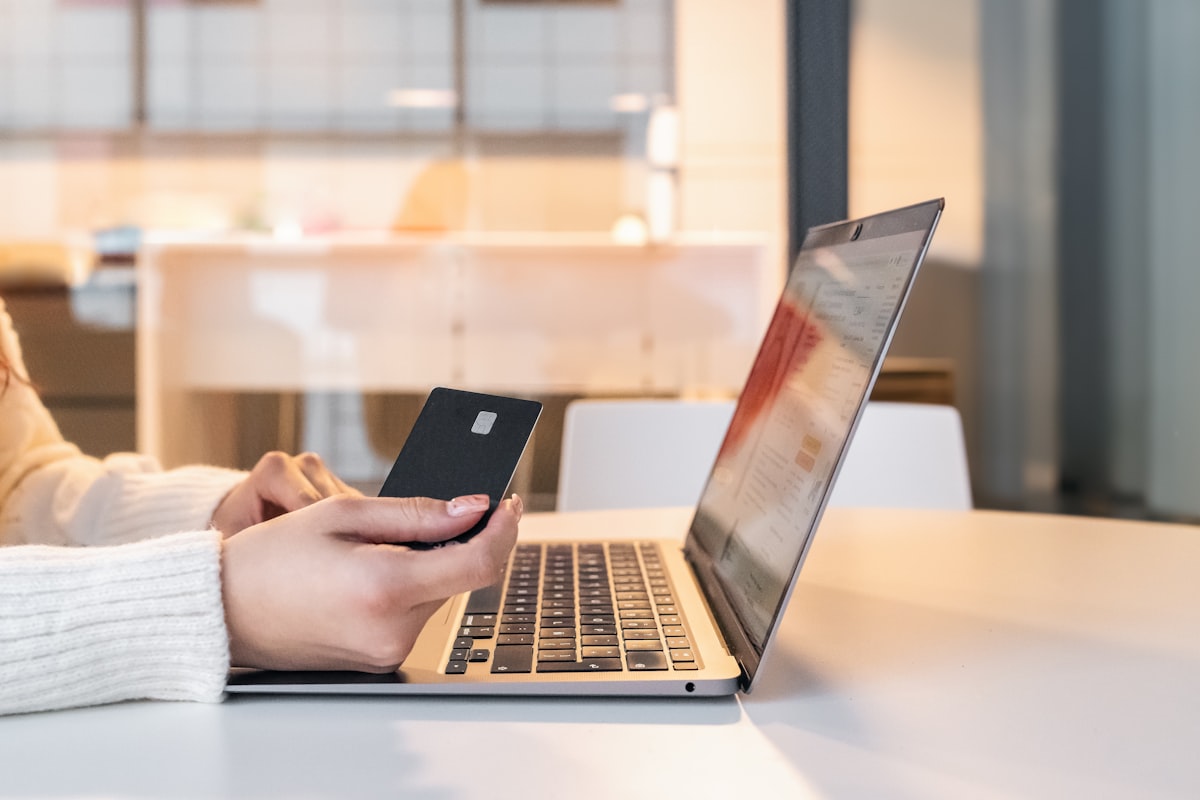 Pagamento online com cartão de crédito durante o checkout