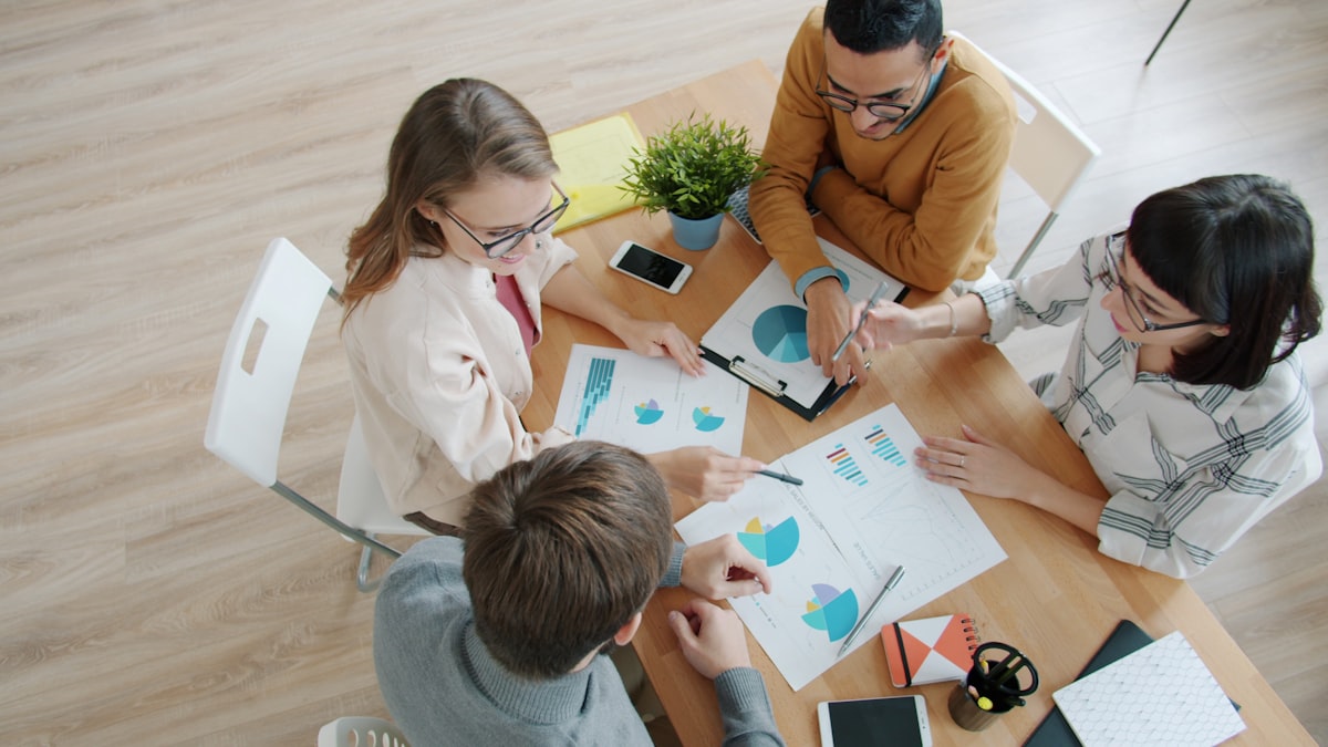 Equipe de marketing revisando relatório de desempenho de busca do site
