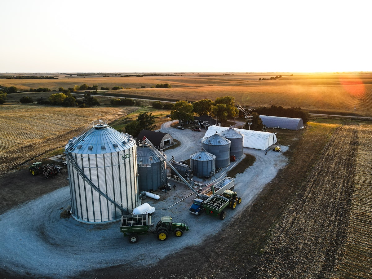 Silos e estrutura de armazenagem de uma operação de distribuição de insumos agrícolas