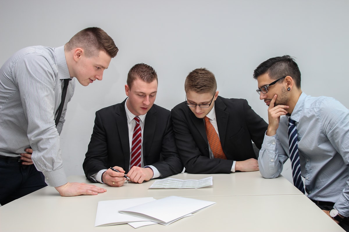 Equipe revisando relatórios de vendas e decidindo prioridade de correção da medição