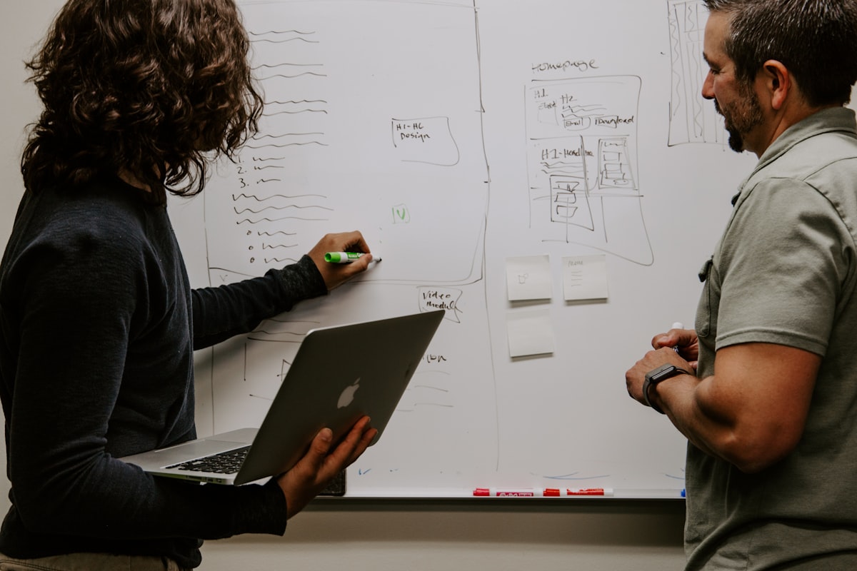 Time planejando arquitetura de sistema sob medida em reunião