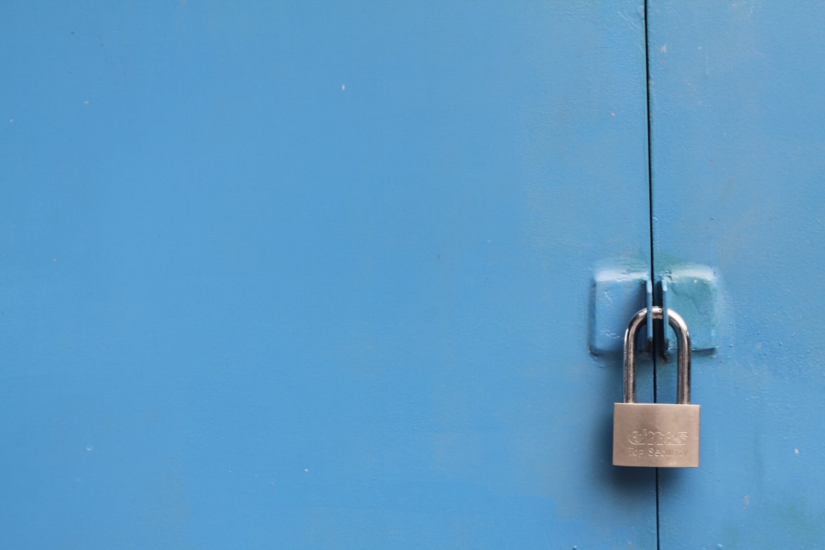 Servidor com cadeado representando backup e proteção de dados do site
