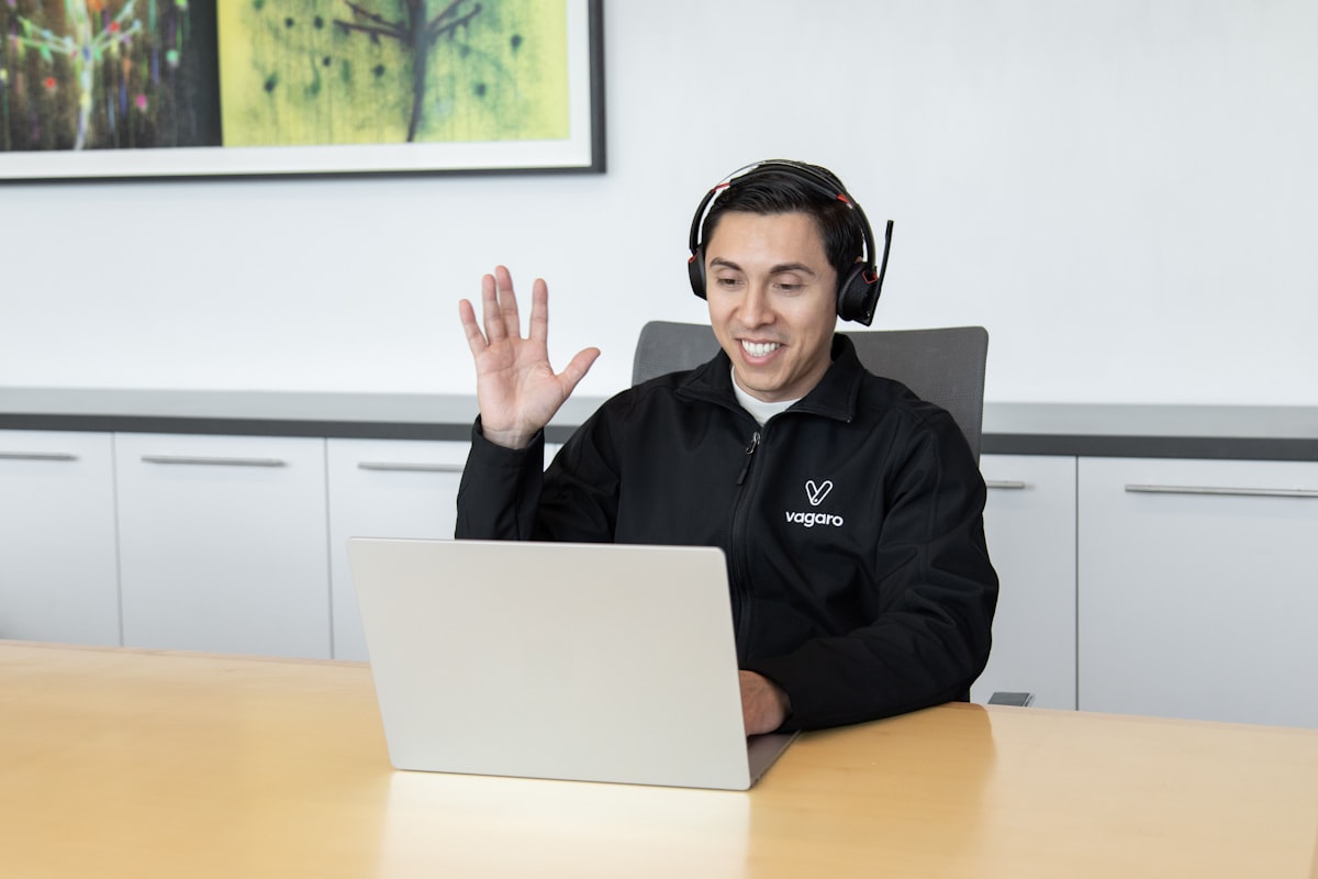 Equipe de atendimento respondendo cliente de loja virtual pelo computador