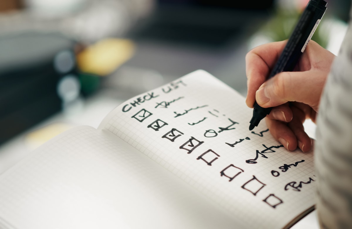 Checklist de revisão editorial aplicado antes de publicar um artigo no blog
