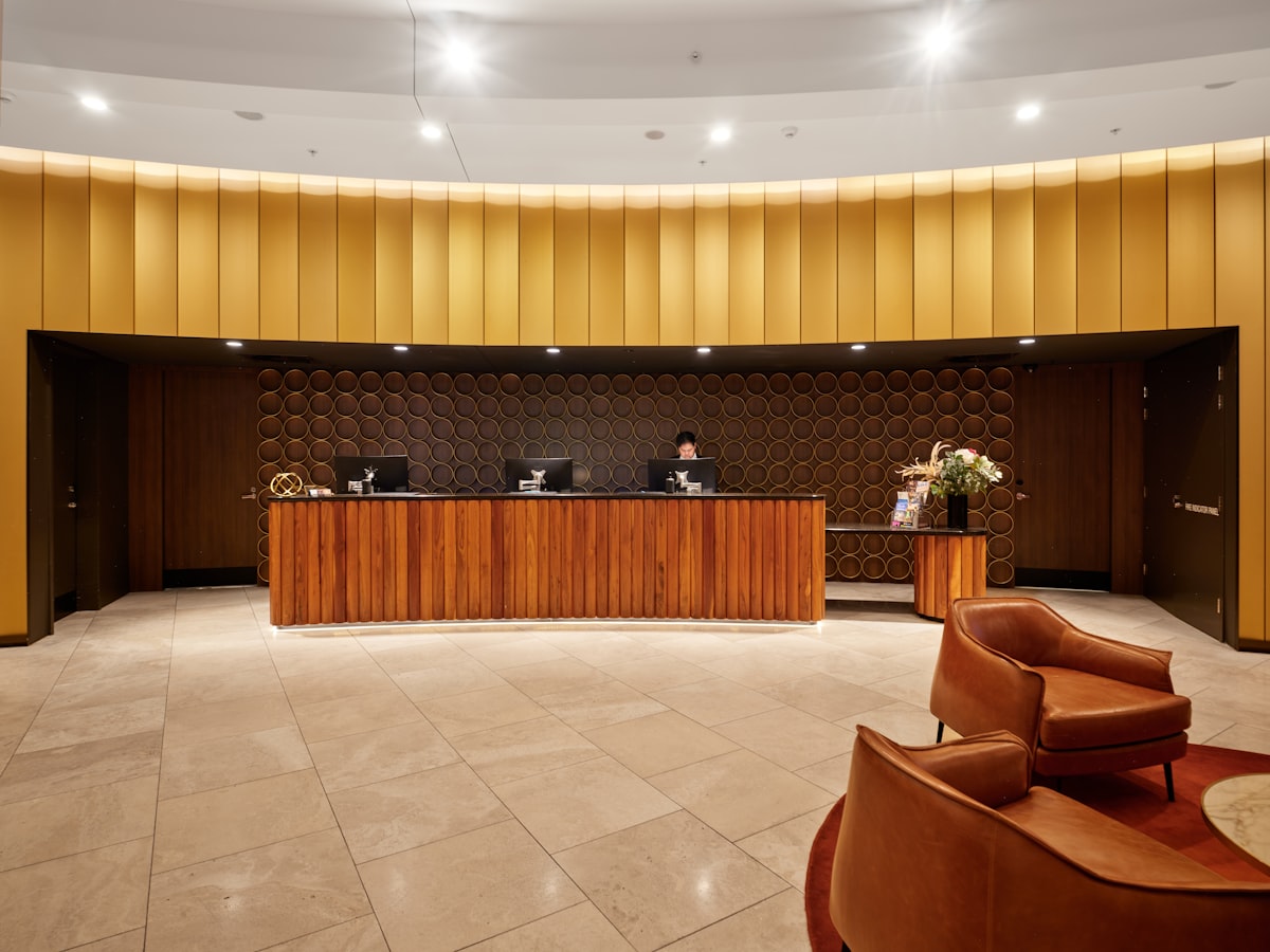 Recepção de hotel onde a reserva direta reduz dependência de intermediário