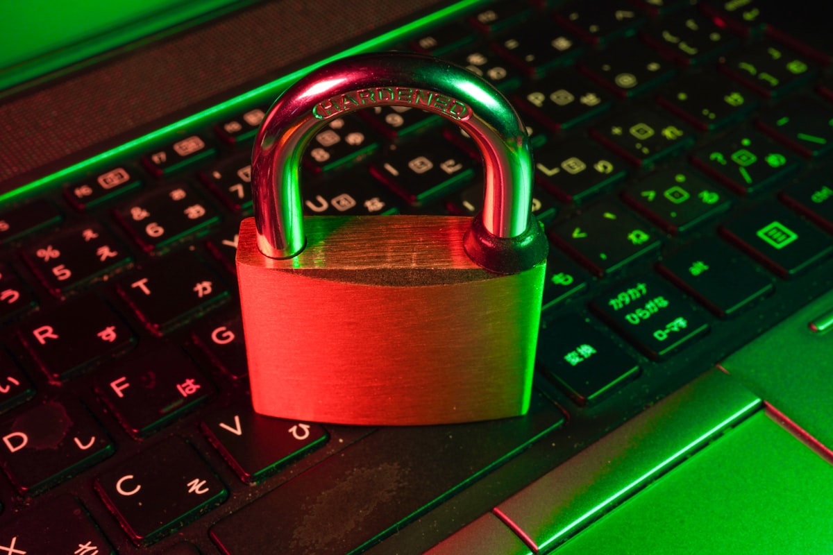 Documento de política de privacidade aberto em um notebook