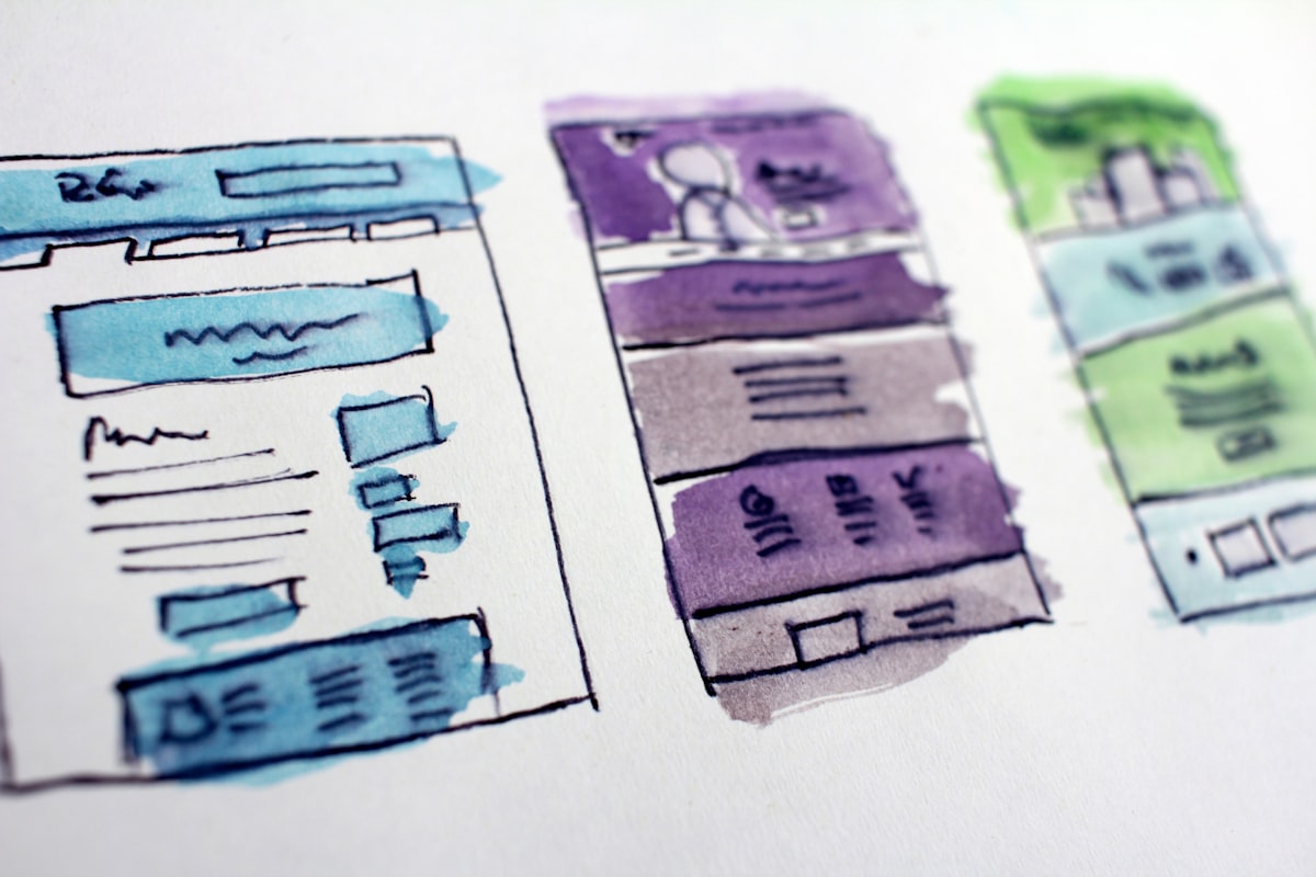 Wireframe em papel usado para planejar o redesign de site antes do layout