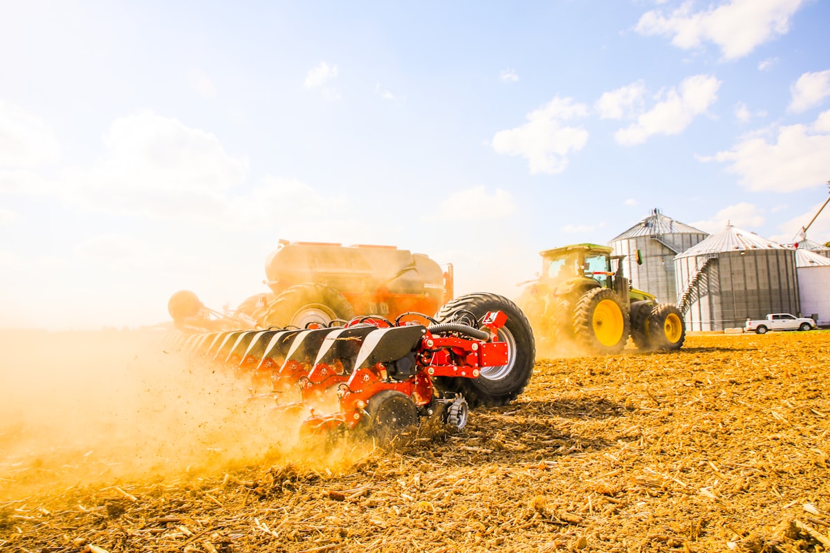 Peças e equipamentos agrícolas no estoque de uma loja virtual para agropecuária