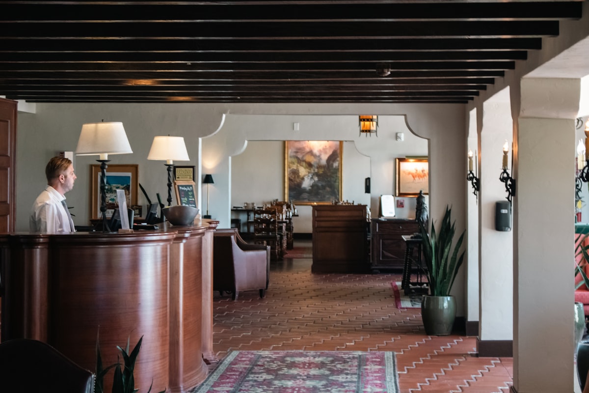 Recepção de hotel, contexto de site para hotel com reserva direta