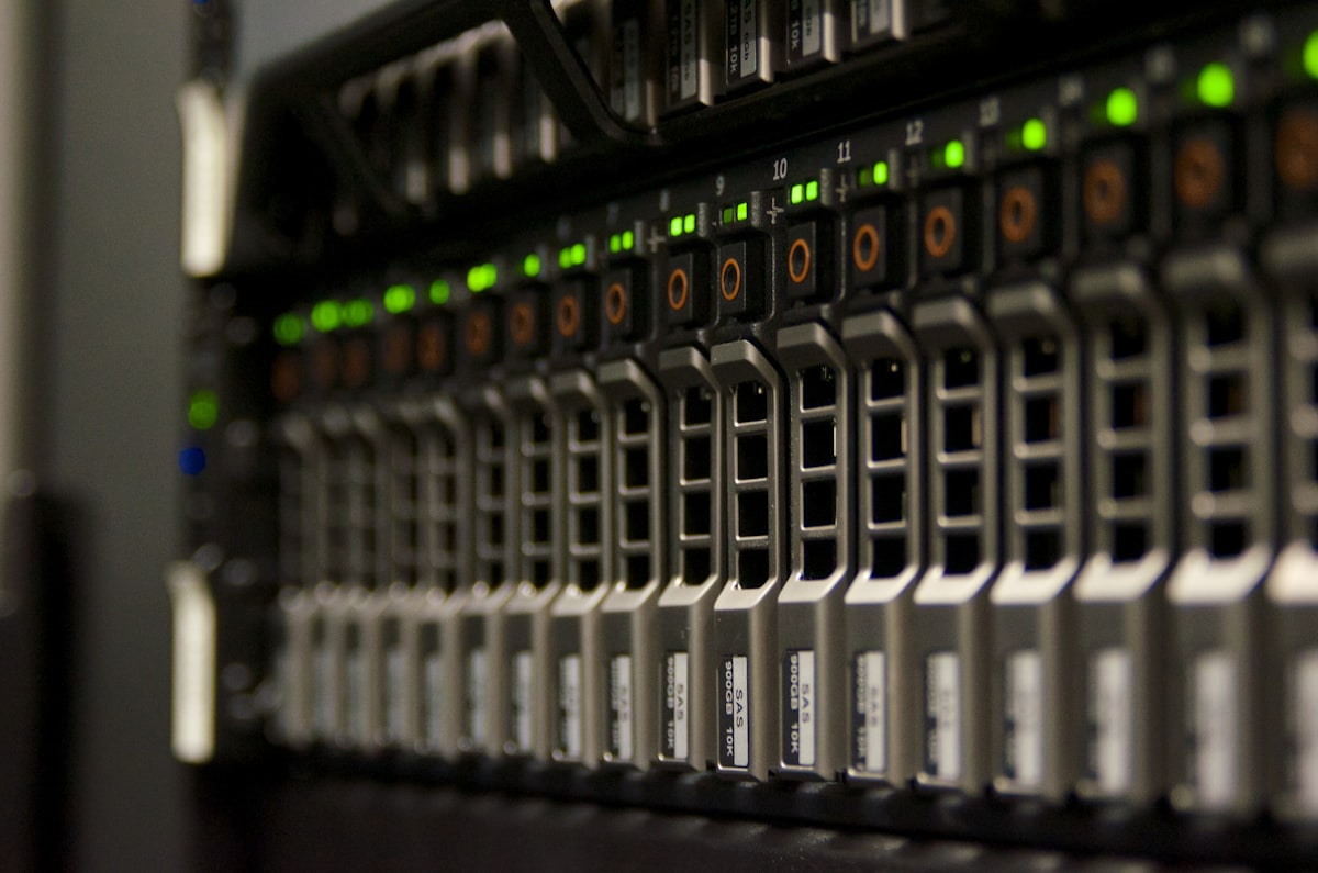 Rack de servidores representando a infraestrutura que entra no custo de manutenção de site