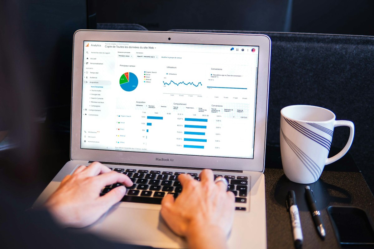 Equipe analisando taxa de conversao de landing page no notebook