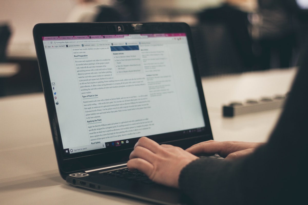 Site para contador aberto em notebook durante análise do escritório contábil