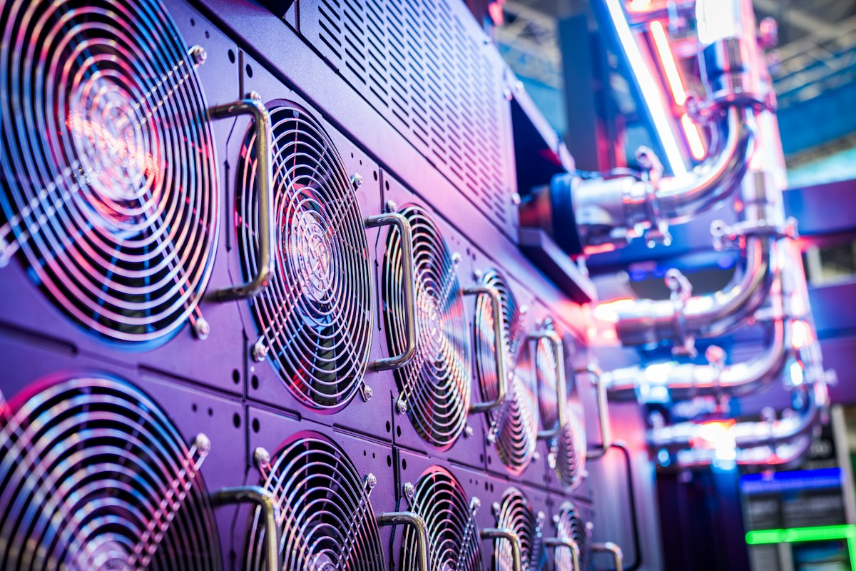 Racks de servidores em data center que sustentam sistemas corporativos