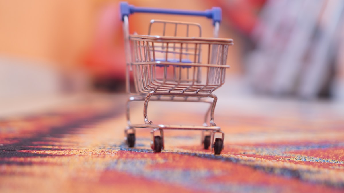 Compra online no celular representando carrinho abandonado em loja virtual