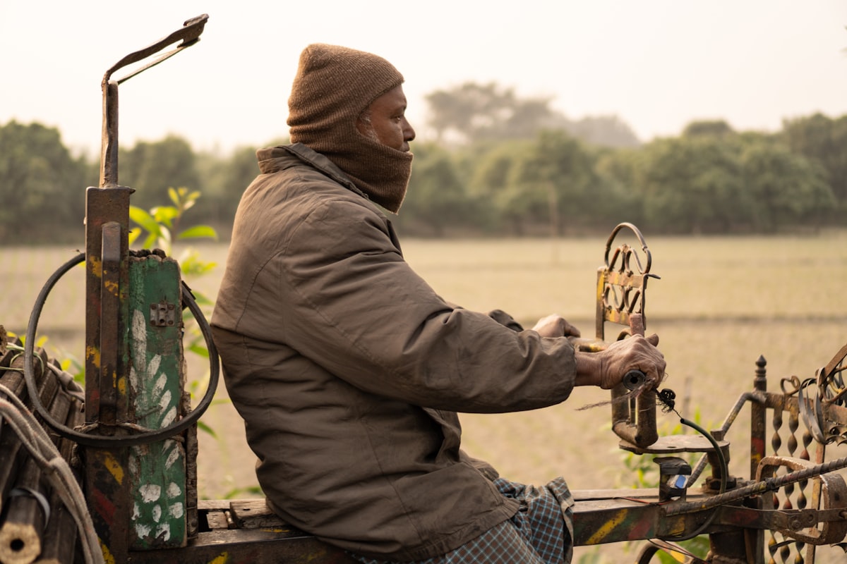 Produtor rural usando smartphone no campo para comprar insumos pela internet