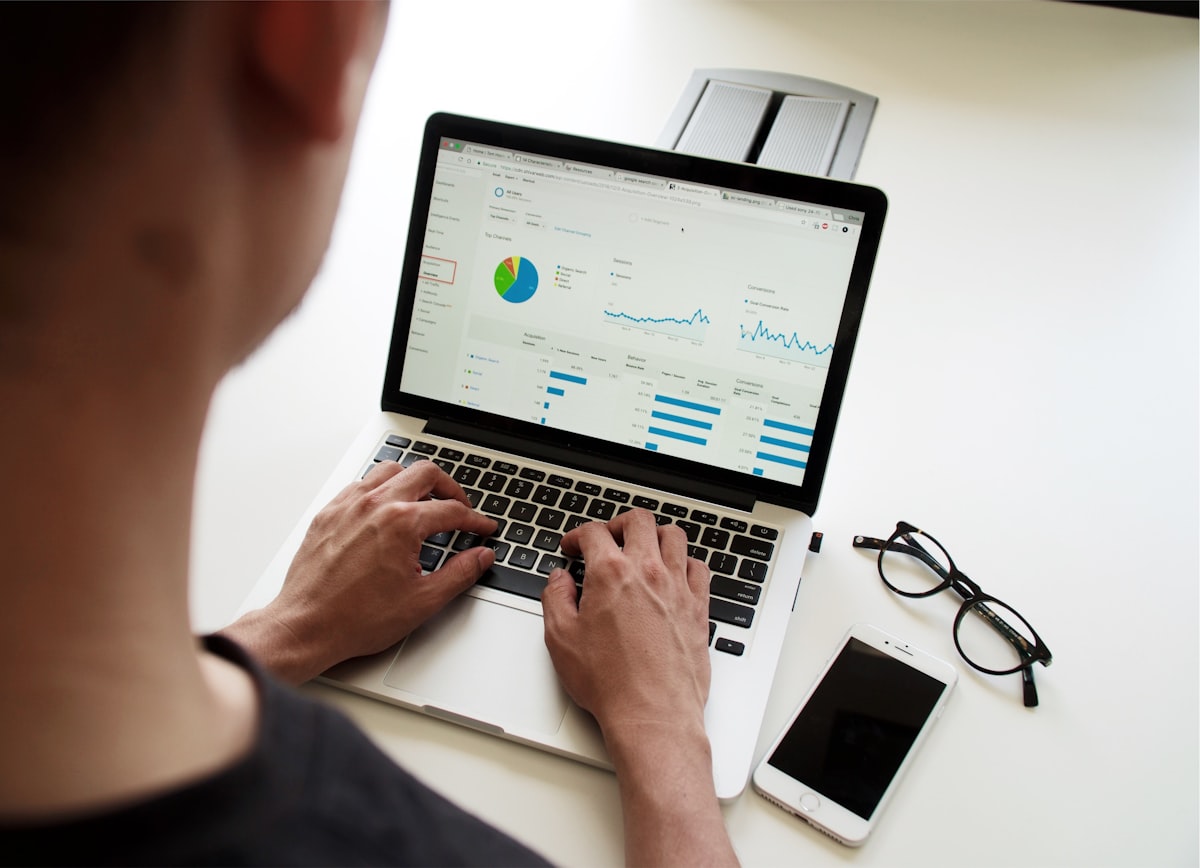 Equipe analisando relatório de performance e dados de campo do site