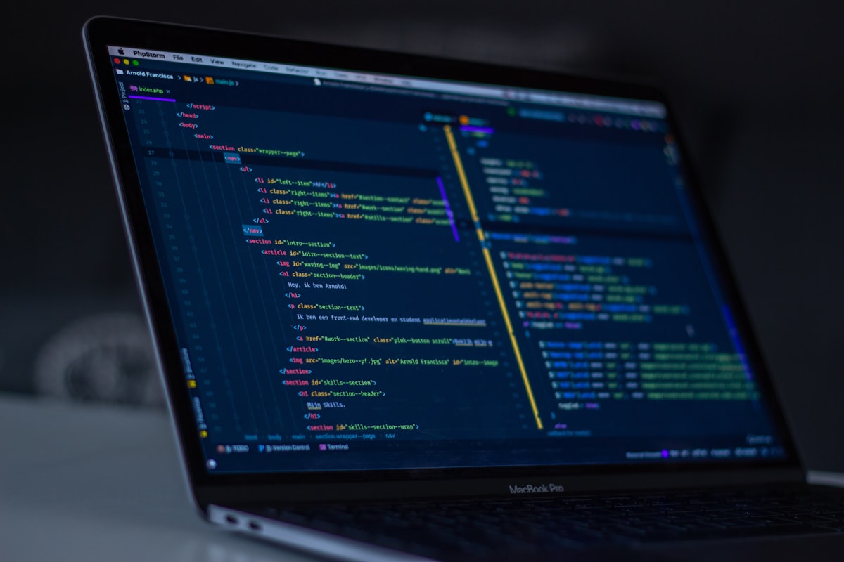 Desenvolvedor revisando código durante atualização de plugins