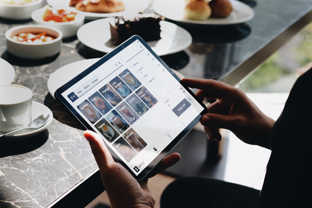 Cardapio digital em tablet, base de uma landing page para delivery