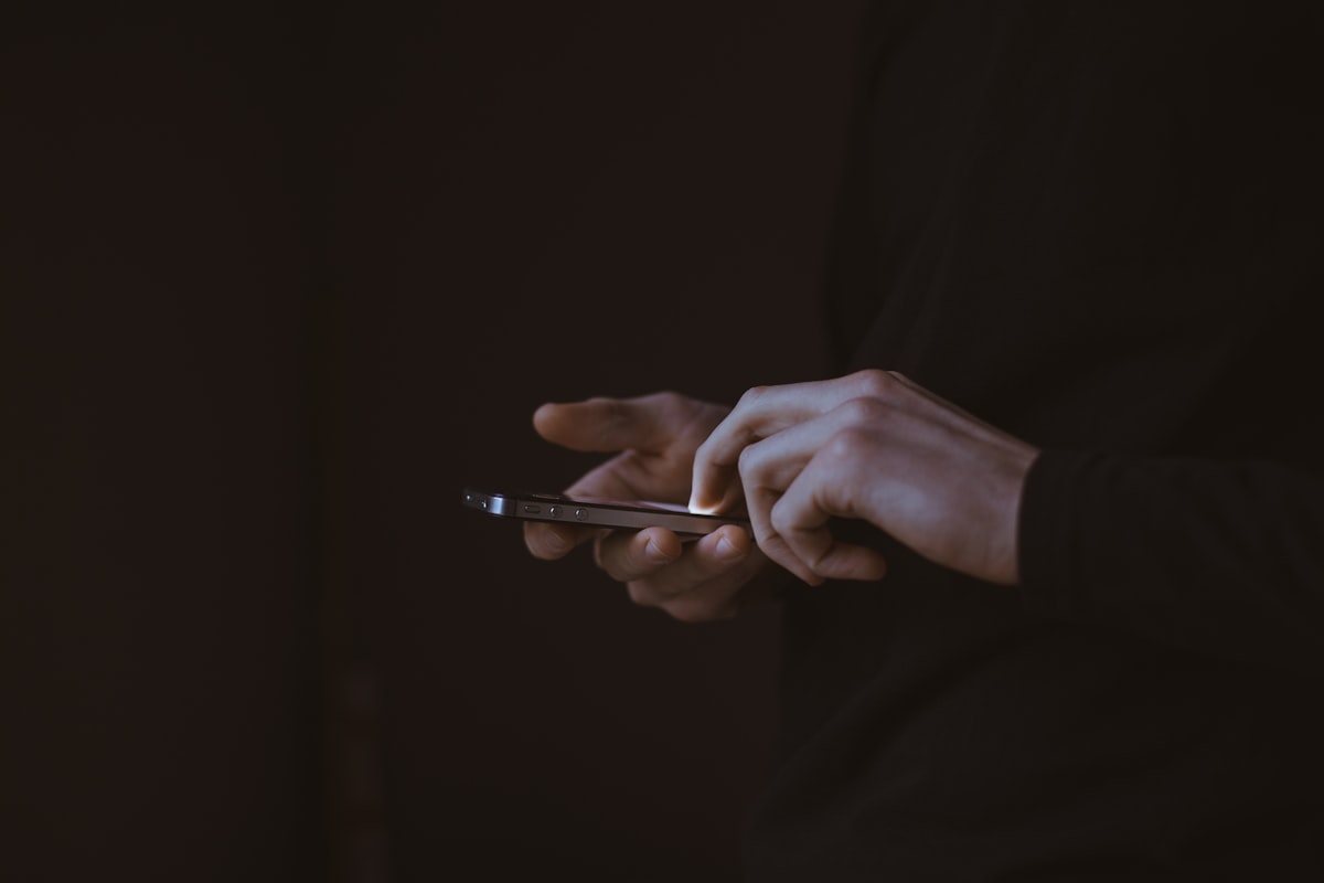 Celular com página lenta carregando na tela
