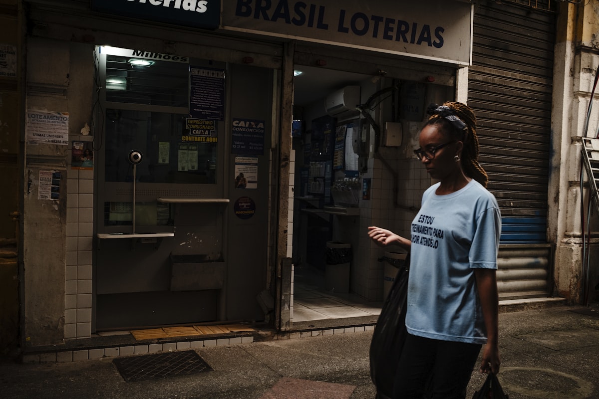 Terminal de pagamento com cartão em uso no varejo brasileiro
