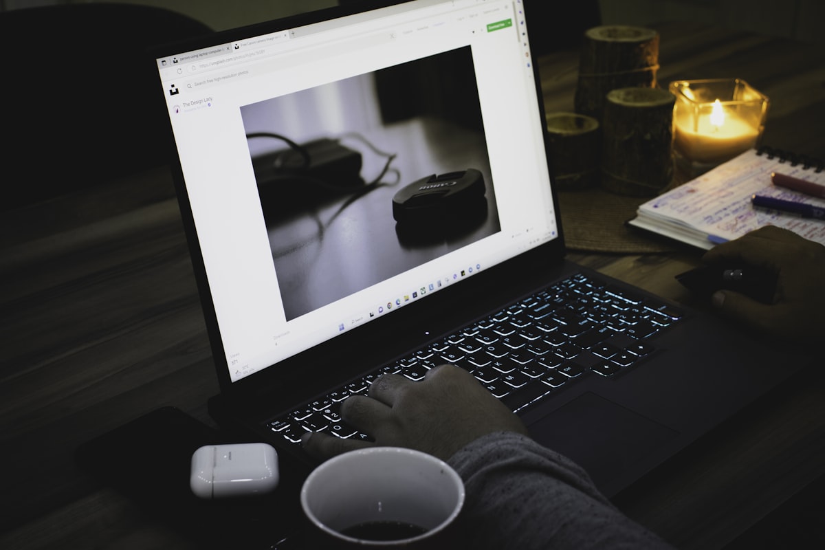 Pessoa consultando assistente de IA no notebook, exemplo de otimização para IA aplicada a site de empresa