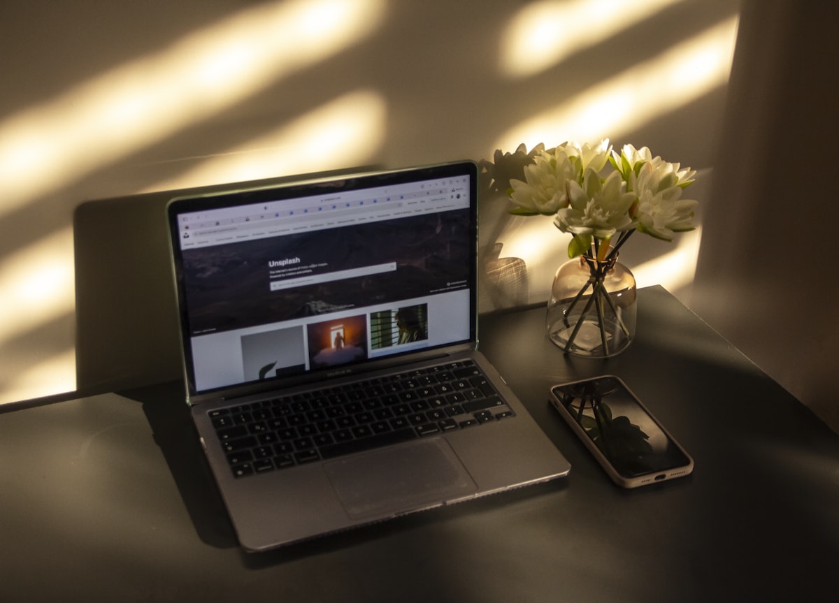 Profissional avaliando um construtor de site com IA no notebook