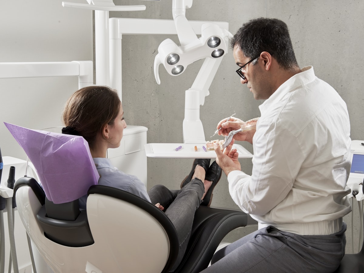 Dentista explicando plano de tratamento ao paciente durante avaliação