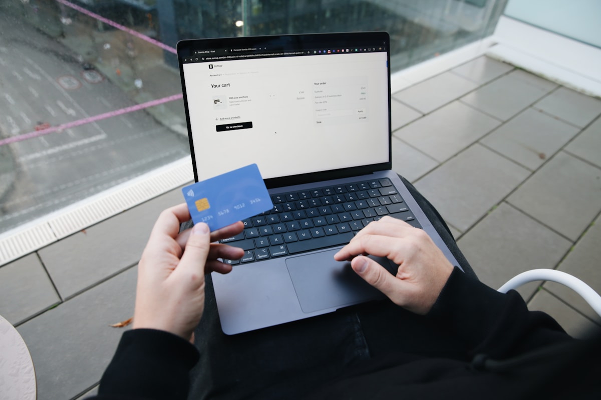 Compra online sendo finalizada, momento em que o valor do frete decide o pedido